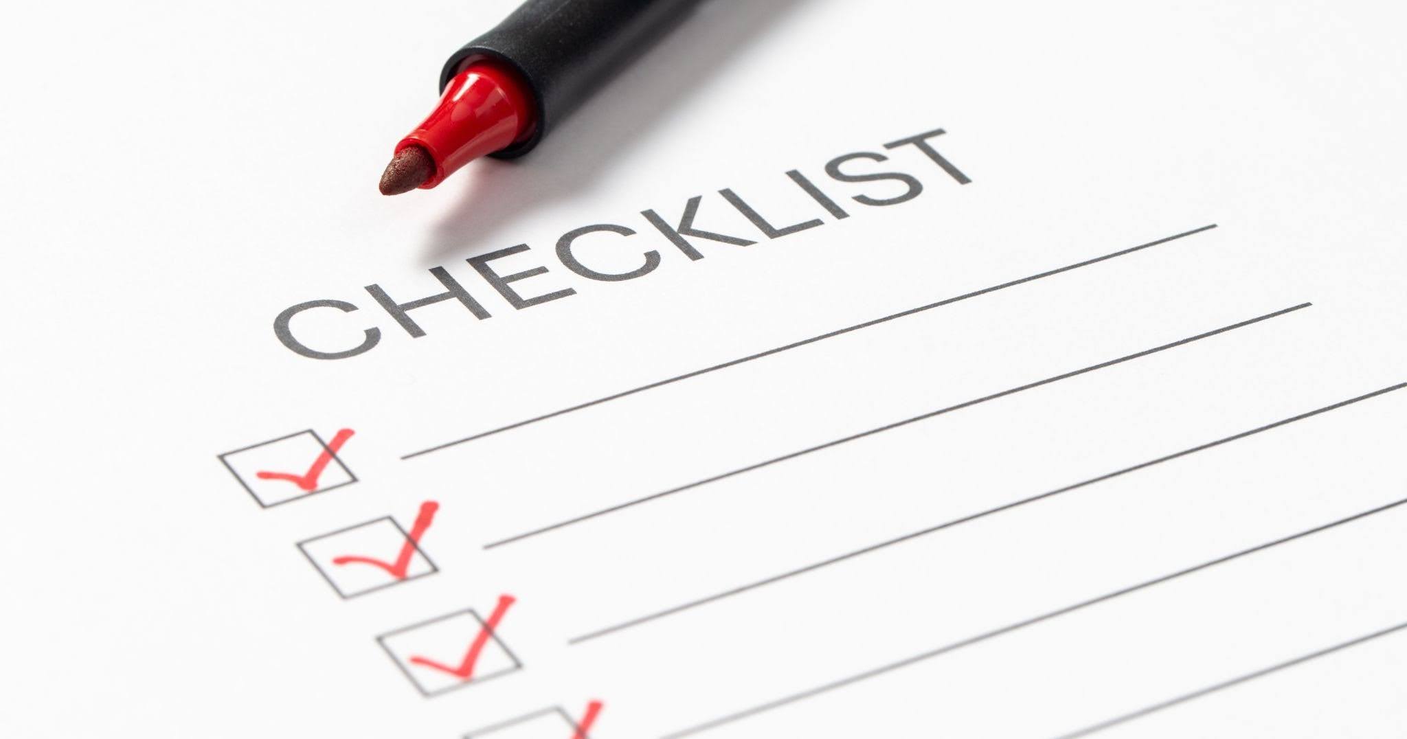 白い紙に黒い印字で「CHECKLIST」の文字とチェックボックスが書かれている。赤ペンでチェックボックスにチェックがつけられている。