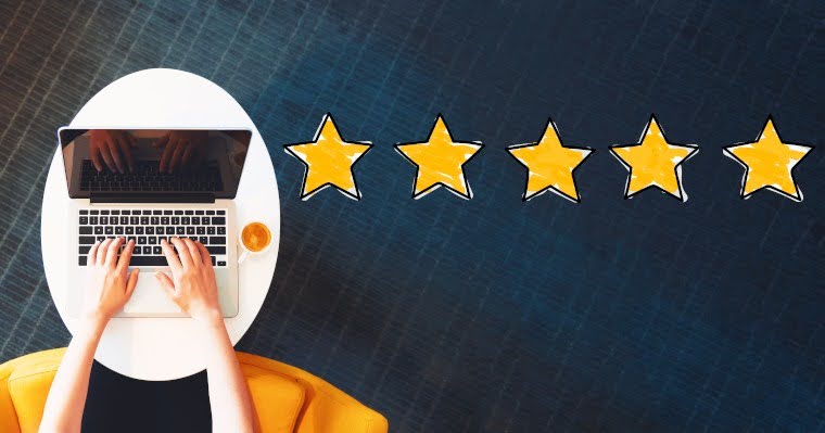 白いミニテーブルでノートパソコンのキーボードをさわっている手の写真と、星５つのイラスト。