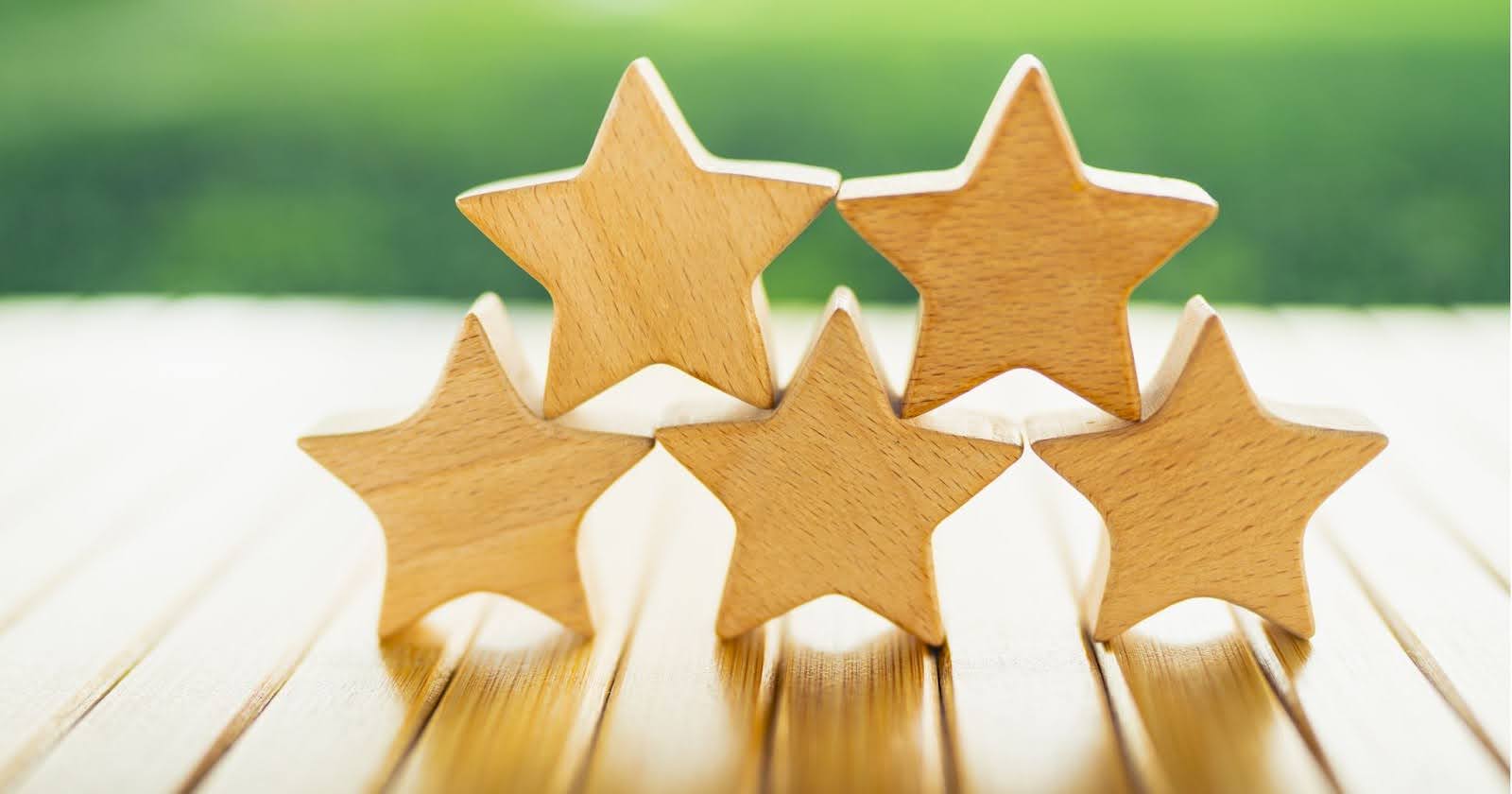 板の床に星型の積み木が2段積まれている。下３つ、上２つ。