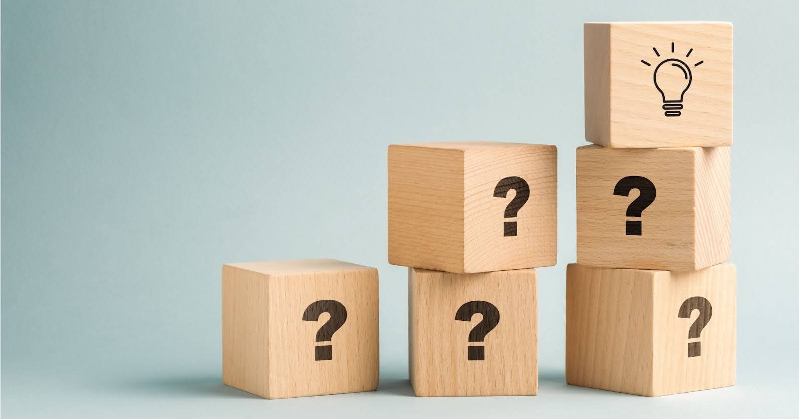 何もない空間に、「？」や電球マークの書かれた積み木がある。