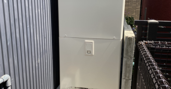 兵庫県芦屋市でパナソニック「HE-NS37KQS」を設置～狭小スペースに設置されたタンクを交換～＜エコキュート交換工事例＞