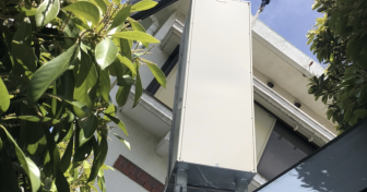 神奈川県横浜市港北区で日立「BHP-F46TU」を設置～クレーンで吊り上げ～＜エコキュート交換工事例＞