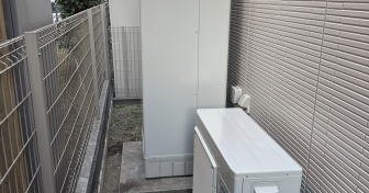 東京都三鷹市でダイキン「EQX37XFV」を設置～タンクを持ち上げ物置きの上を旋回させてタンクを搬出入～＜エコキュート交換工事例＞