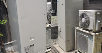 京都府綾部市でダイキン「EQX37YFV」を設置～隣家の敷地からタンクを搬出入～＜エコキュート交換工事例＞