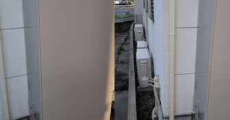 大阪府堺市西区で三菱「SRT-S437UZ」を設置～フェンスを外して隣家の敷地からタンクを搬出入～＜エコキュート交換工事例＞
