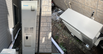 東京都千代田区でダイキン「EQX37XFTV」を設置～隣の敷地を通って狭小地のEQを交換～＜エコキュート交換工事例＞