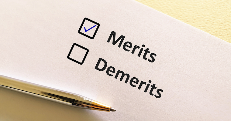 写真 メリットとデメリットの文字。メリットにチェックが入っている