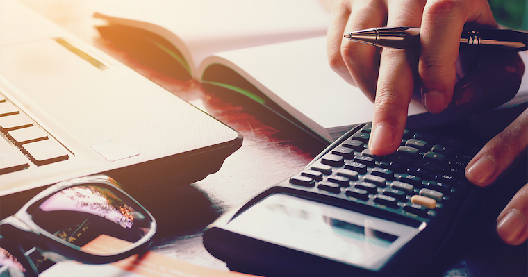 写真 電卓を使って計算している