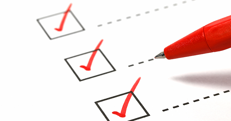 写真 赤いペンで複数の項目にチェックを入れているイメージ