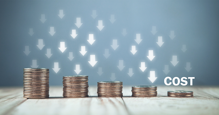 写真 コインがだんだん少なくなりコストが下がっているイメージ